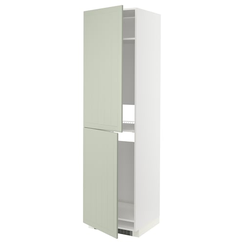 Présente une grande armoire de cuisine verte METOD avec des portes en stensund vert clair et un cadre blanc, avec un look moderne et artisanal.
