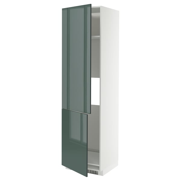 Armoire de cuisine haute moderne avec des portes gris-vert brillantes, avec un design élégant et des étagères réglables.