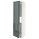 Armoire de cuisine haute moderne avec des portes gris-vert brillantes, avec un design élégant et des étagères réglables.