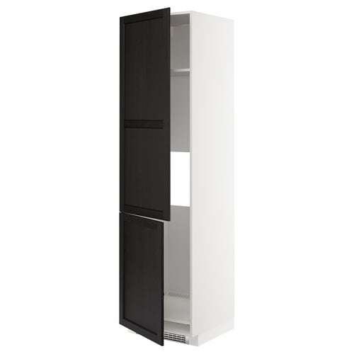 Portes en bois à bords noirs sur grande armoire de cuisine METOD blanche avec étagères réglables.