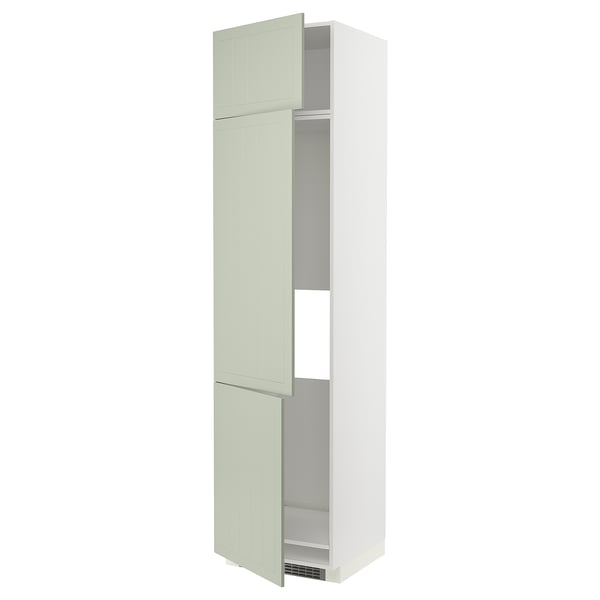 Une grande armoire de cuisine verte METOD avec des étagères réglables et une porte qui peut s’ouvrir des deux côtés.