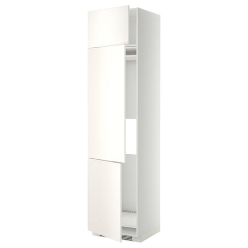 Une armoire de cuisine blanche et haute du système METOD, dotée d’un design élégant et moderne avec des lignes douces et une construction à cadre.