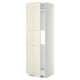 Une armoire de cuisine METOD blanc cassé au design classique et aux bords biseautés, debout à la verticale.