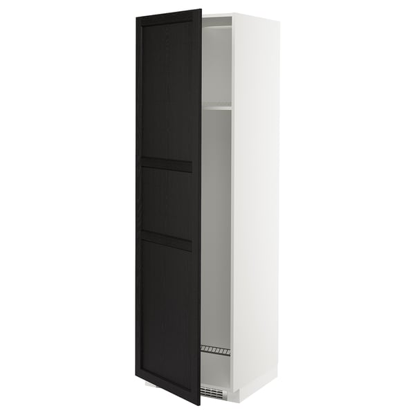 Une armoire de cuisine ouverte METOD avec des portes en lerhyttan teintées de noir avec des bords biseautés. L’armoire est blanche et dispose d’étagères réglables.