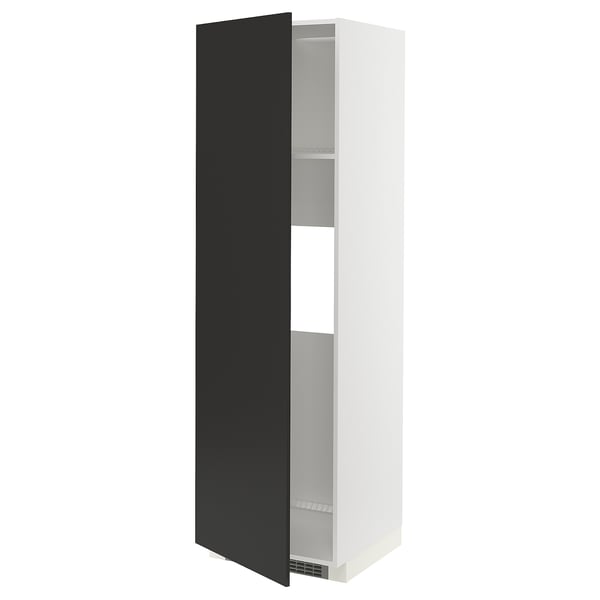 Un meuble de cuisine METOD blanc avec une porte noire, au design épuré et moderne. Il dispose d’une seule étagère réglable à l’intérieur et de charnières à enclenchement.