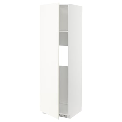 Un meuble de cuisine METOD blanc. Il est haut avec une porte ouverte, révélant des étagères réglables à l’intérieur. L’armoire est élégante et moderne.