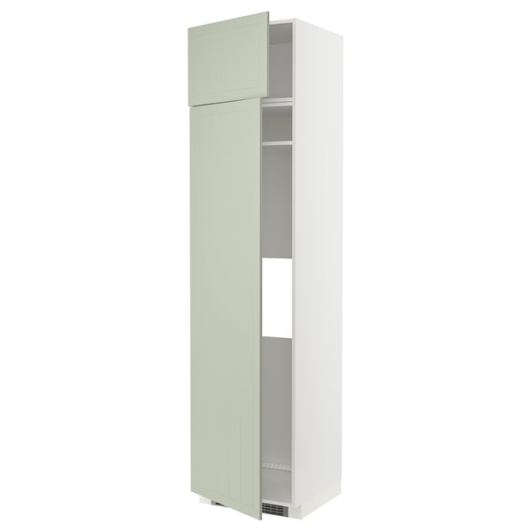 Une armoire de cuisine haute METOD avec des façades en stensund vert, avec une forme rectangulaire élégante et des étagères réglables.