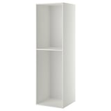 Une armoire haute METOD blanche pour le rangement de la cuisine, avec une seule étagère et un intérieur perforé pour des étagères réglables.