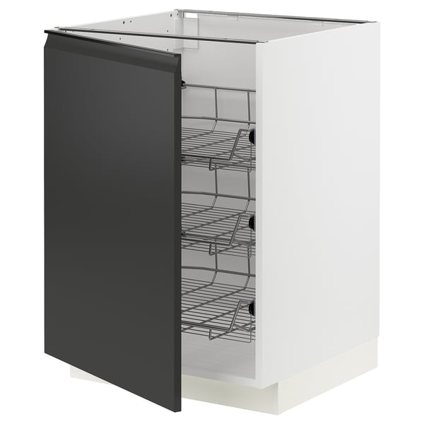 Un meuble de cuisine METOD blanc avec une porte noire au design moderne et des poignées métalliques. Il a plusieurs étagères en fil de fer à l’intérieur.