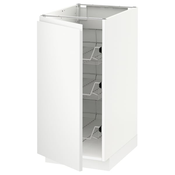 Une armoire de cuisine METOD blanche avec trois étagères en fil de fer et une porte battante.