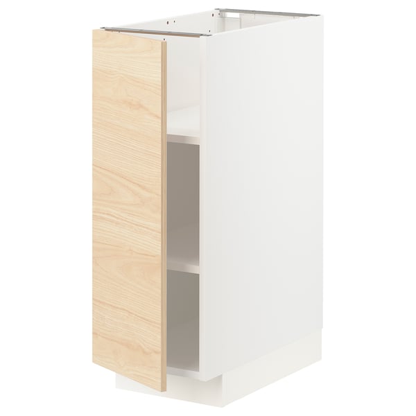 Un meuble de cuisine METOD avec une porte askersund en bois de frêne clair. Il s’agit d’un cadre blanc et d’une étagère réglable à l’intérieur.