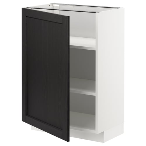 Un meuble de cuisine ouvert METOD avec une porte en lerhyttan teinté de noir. L’armoire a un cadre blanc et des étagères intérieures.