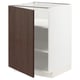 Armoire Ikea METOD blanche, porte sinarp marron foncé, unité de cuisine ouverte et moderne.