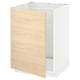 Armoire en bois clair avec cadre blanc dans un design de cuisine moderne.