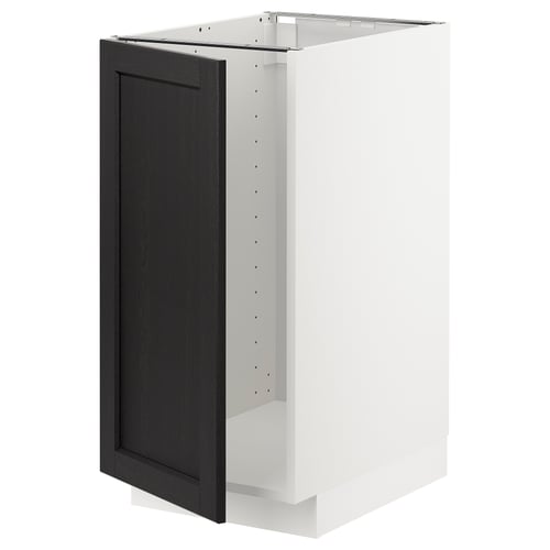 Une armoire de cuisine METOD blanche avec une porte en lerhyttan teintée noire, présente un design traditionnel avec des bords biseautés.