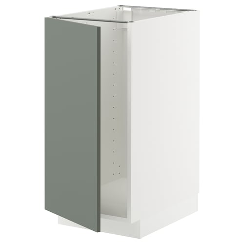 Un meuble de cuisine ikea METOD blanc avec une porte gris-vert. Il s’agit d’un design rectangulaire moderne à l’esthétique simple et épurée.