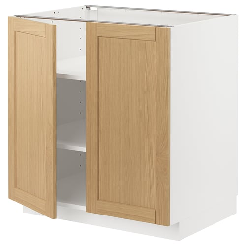Armoire de cuisine METOD avec portes en chêne et base blanche.