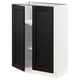 Une armoire de cuisine blanche avec deux portes ouvertes en frêne noir avec des bords biseautés. L’armoire est dotée d’étagères réglables et d’un design moderne et traditionnel.