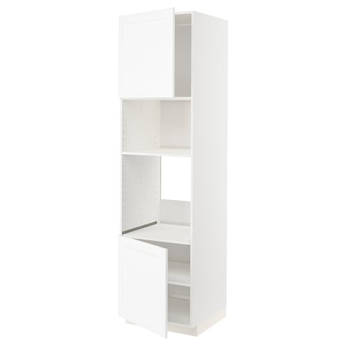 Une armoire de cuisine METOD blanche avec deux étagères réglables et une porte d’accès ouverte.