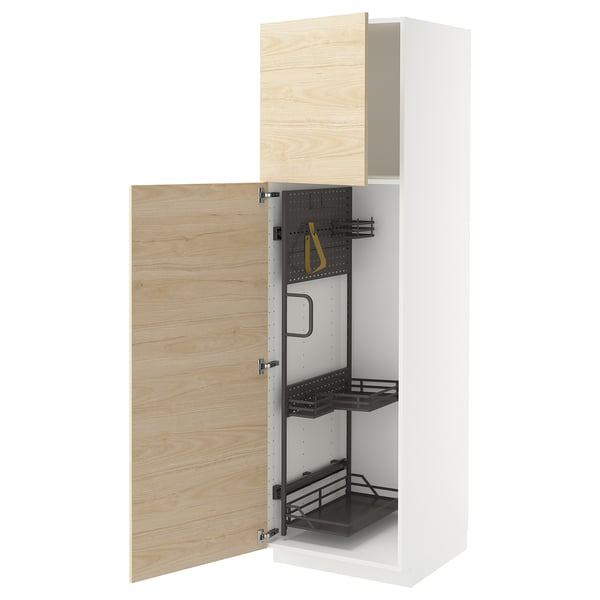 Une armoire de cuisine METOD blanche avec une porte en bois de frêne clair, dotée d’organisateurs de rangement internes.