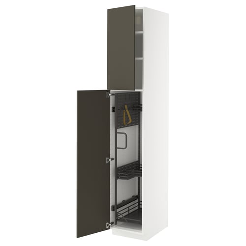 Une grande armoire METOD blanche avec des portes noires s’ouvre, révélant les organisateurs intérieurs d’une configuration de cuisine.