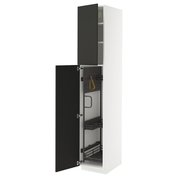 Un meuble de cuisine METOD moderne en blanc avec des portes noires mates. Il dispose d’étagères réglables et de solutions de rangement à l’intérieur.