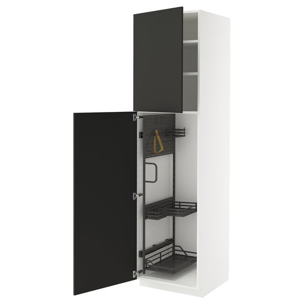 Une armoire de cuisine METOD blanche moderne avec des portes nickebo noires, s’ouvrent pour révéler des étagères de rangement et des organisateurs coulissants.
