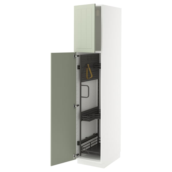 Une grande armoire de cuisine METOD blanche avec des portes en stensund vertes. Il possède des organisateurs à retrait et est monté sur un fond blanc.