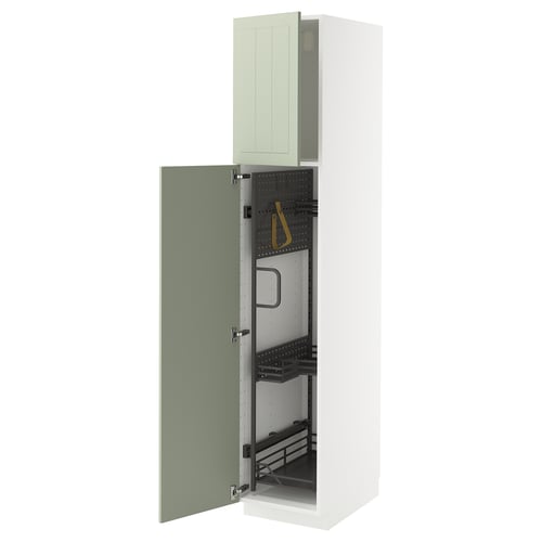 Une grande armoire de cuisine METOD blanche avec des portes en stensund vertes. Il possède des organisateurs à retrait et est monté sur un fond blanc.