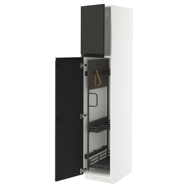 Une armoire de cuisine METOD blanche avec des portes upplöv noires s’ouvre, révélant des rangements et des organisateurs.