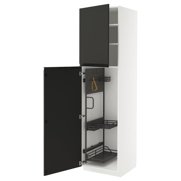 Armoire de cuisine haute noire et blanche avec porte ouverte montrant des étagères.