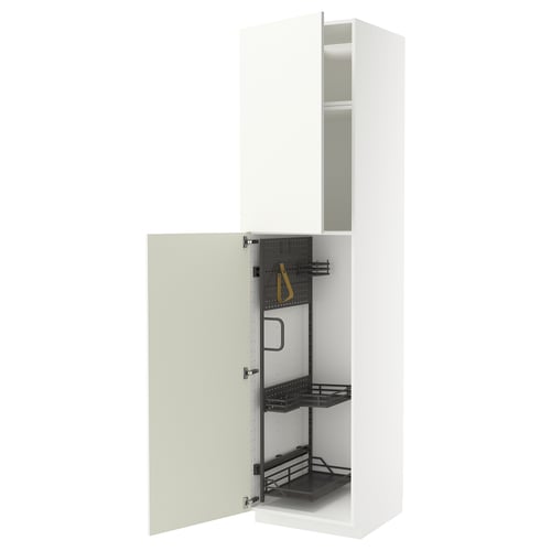 Une armoire de cuisine METOD blanche avec une porte ouverte, révélant plusieurs étagères coulissantes et organisateurs noirs.