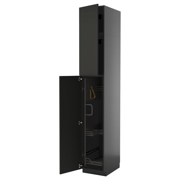 Armoire de cuisine noire moderne, haute avec porte ouverte, avec étagères et organisateurs.