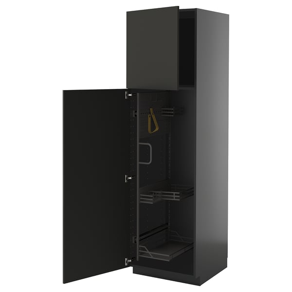 Armoire de cuisine noire moderne avec porte ouverte, mettant en valeur les étagères internes et la tringle de suspension, design élégant.