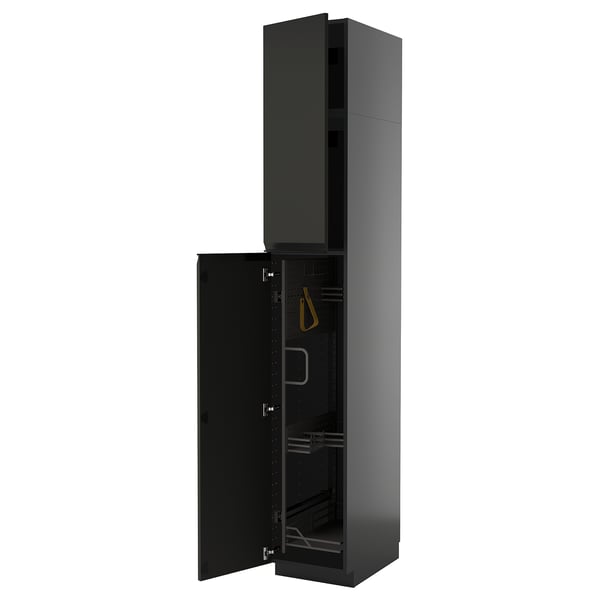 Armoire de cuisine noire METOD, haute et étroite, finition brillante, avec porte ouverte.