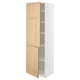 Une armoire de cuisine METOD blanche avec des portes en chêne s’est ouverte. Il a une forme haute et rectangulaire avec des accents de bois et un design moderne.