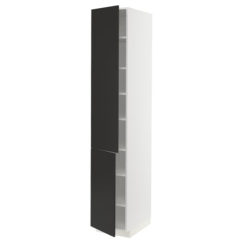 Une armoire de cuisine METOD blanche, haute et mince avec des portes noires et des étagères réglables. Son design minimaliste, ses lignes épurées et son apparence moderne.