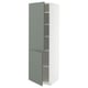 Une armoire de cuisine moderne, haute et blanche avec des portes gris-vert, avec une étagère réglable à l’intérieur.