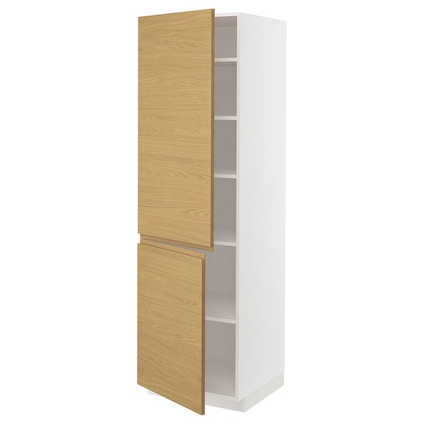 Armoire blanche METOD avec portes en chêne, design minimaliste, haute et mince, tiroir ouvert.