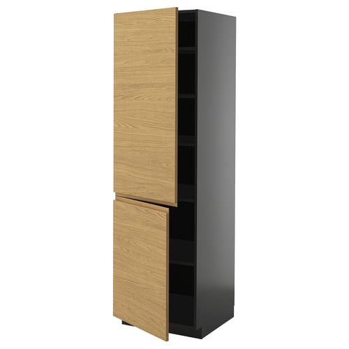 Une grande armoire de cuisine noire avec des portes en bois clair et des poignées minimalistes, qui fait partie du système de cuisine METOD.