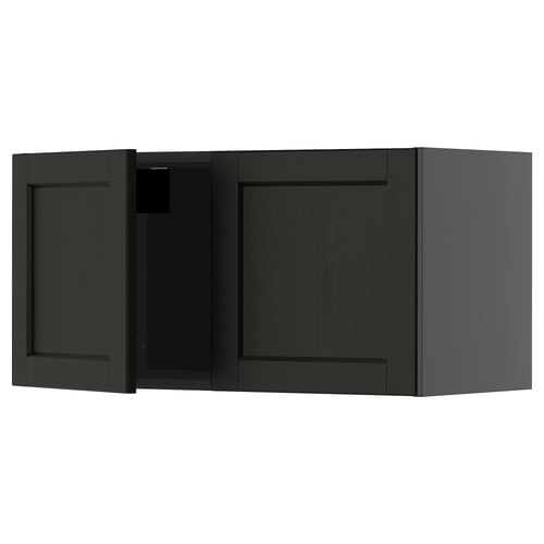 Armoire de cuisine teintée noire avec bords biseautés et design en bois.