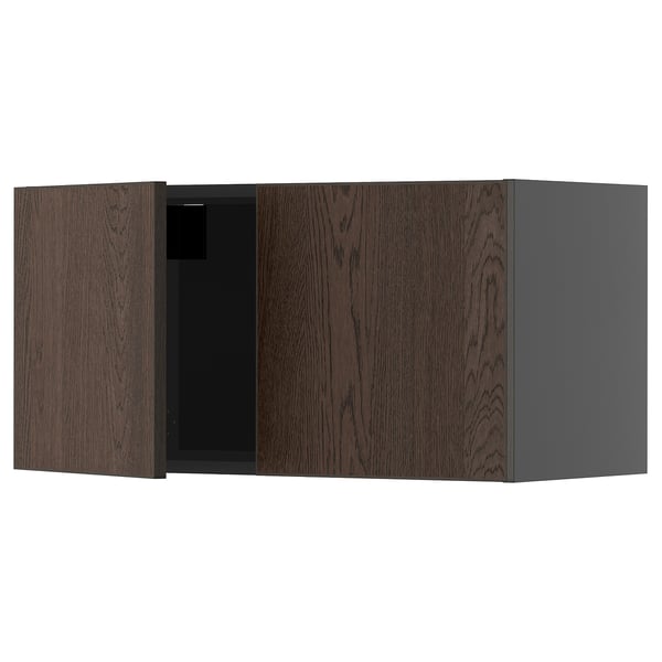 Armoire en bois brun foncé avec une porte ouverte, faisant partie du système de cuisine ikeas METOD.
