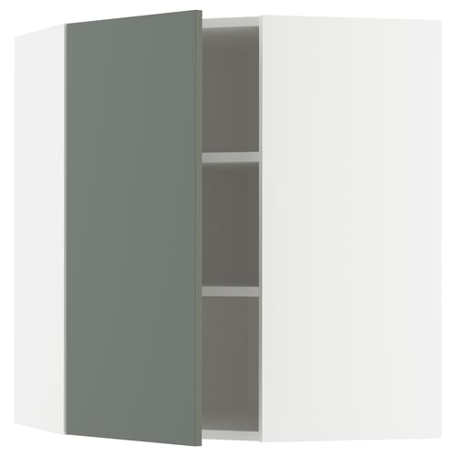 Une armoire de cuisine murale ouverte et moderne avec une porte gris-vert et des étagères réglables.