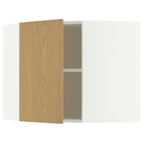 Représente une armoire murale d’angle METOD blanche avec une seule étagère réglable. La porte en placage de chêne.
