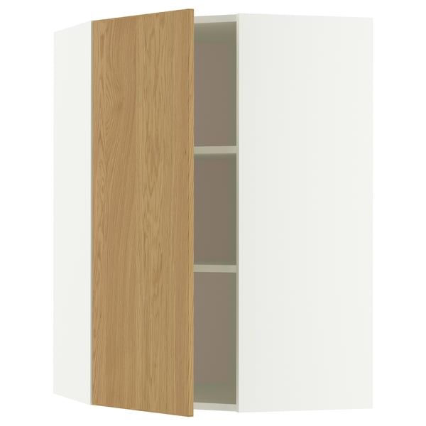 Une armoire d’angle METOD ouverte avec une finition en chêne clair. Il s’agit d’une porte et d’étagères en panneaux de particules et de fibres de bois avec un design moderne et minimaliste.