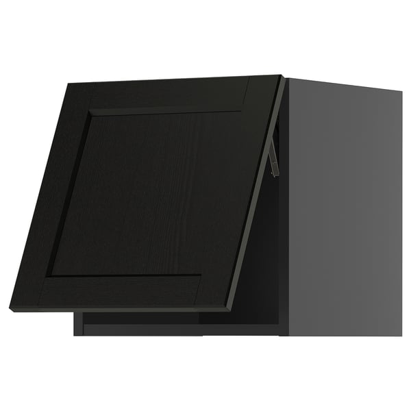Armoire de cuisine noire, moderne et angulaire, en bois, aux lignes épurées et au caractère traditionnel.