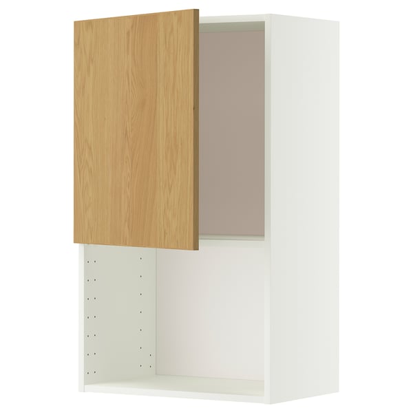Une armoire murale METOD blanche avec une porte en chêne clair. L’armoire a un design moderne et comprend une étagère réglable à l’intérieur.