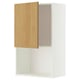 Une armoire murale METOD blanche avec une porte en chêne clair. L’armoire a un design moderne et comprend une étagère réglable à l’intérieur.