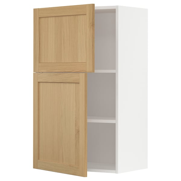 Une armoire de cuisine murale avec des portes en bois clair et un intérieur blanc, faisant partie du système METOD.