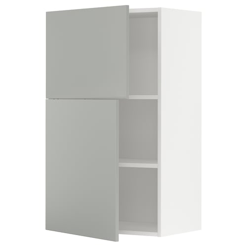 Armoire de cuisine moderne ikea METOD gris clair, haute et rectangulaire avec section ouverte.